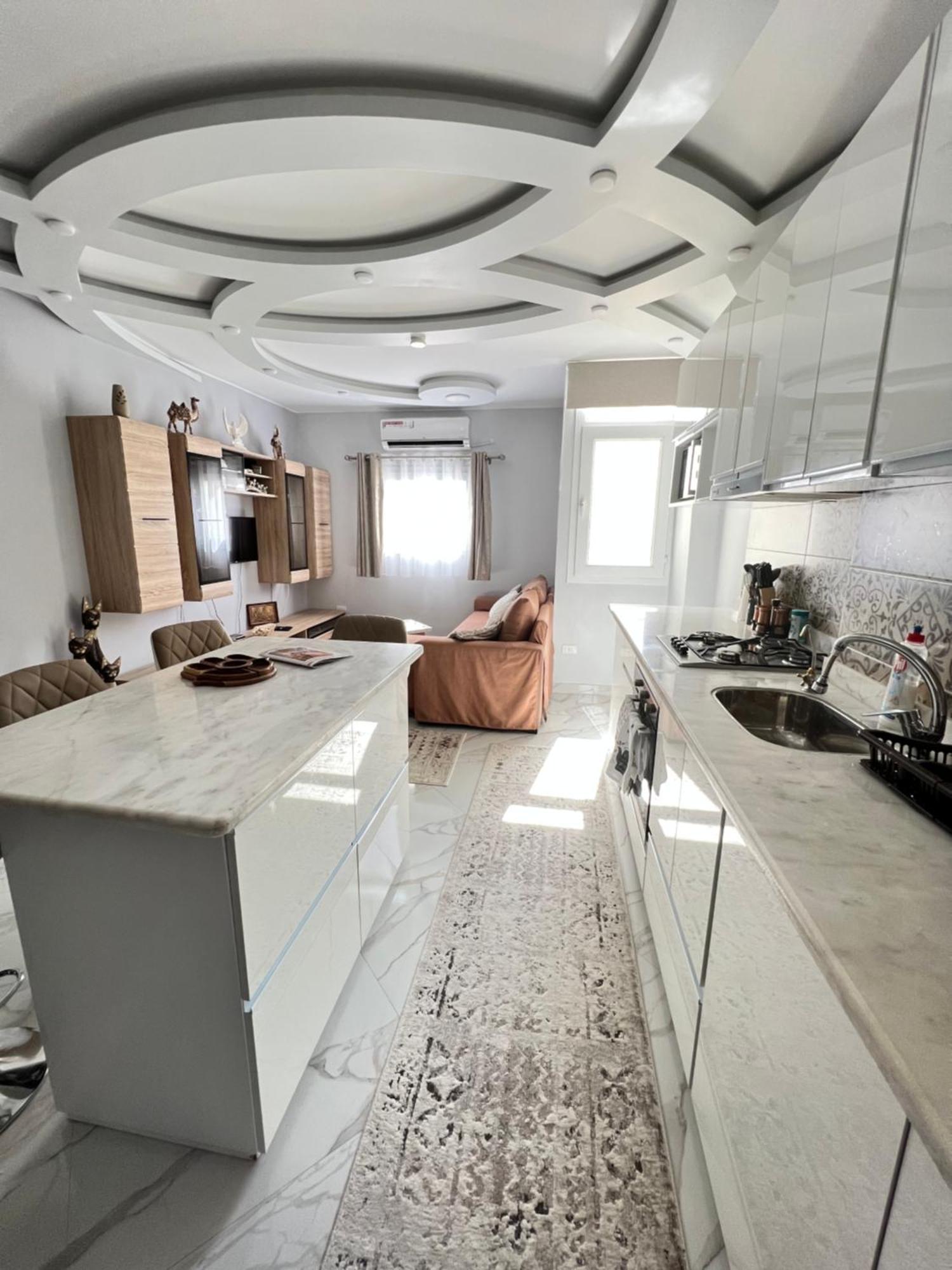 Graceland New In Center Apartment
